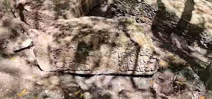 Algunas rocas presentan glifos que relatan la vida cotidiana o hechos importantes de la ciudad