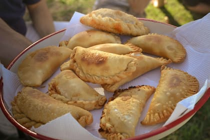 Algunas se comen de un mordisco, otras apenas entran en un plato chico; algunas tienen aceitunas, otras quesos...pero todas tienen fanáticos
