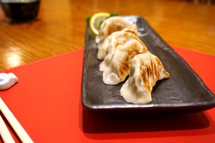 Algunas se terminan en la plancha, crocantes, como estos de Kitayama