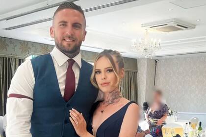 Algunas semanas antes de casarse, Ashley comenzó a experimentar uno de los primeros síntomas de su enfermedad, que lo haría mundialmente conocido