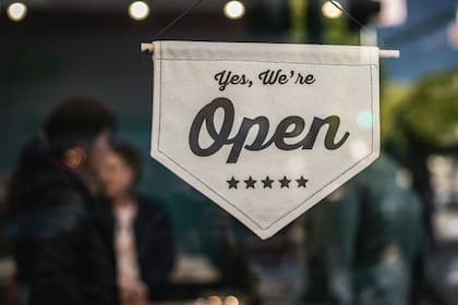 Algunas tiendas en Estados Unidos abrirán en su horario habitual y otras con tiempos extendidos o especiales el próximo 27 de noviembre (Pexels/Tim Mossholder)
