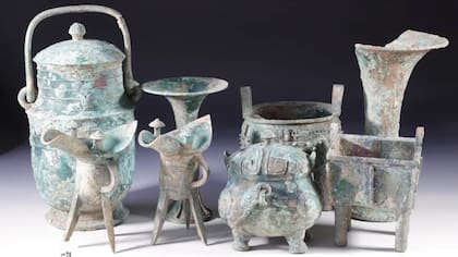 Algunas tumbas halladas contenían vasijas de bronce inscritas con el carácter chino "Ce" (册), que se cree que era el nombre del clan
