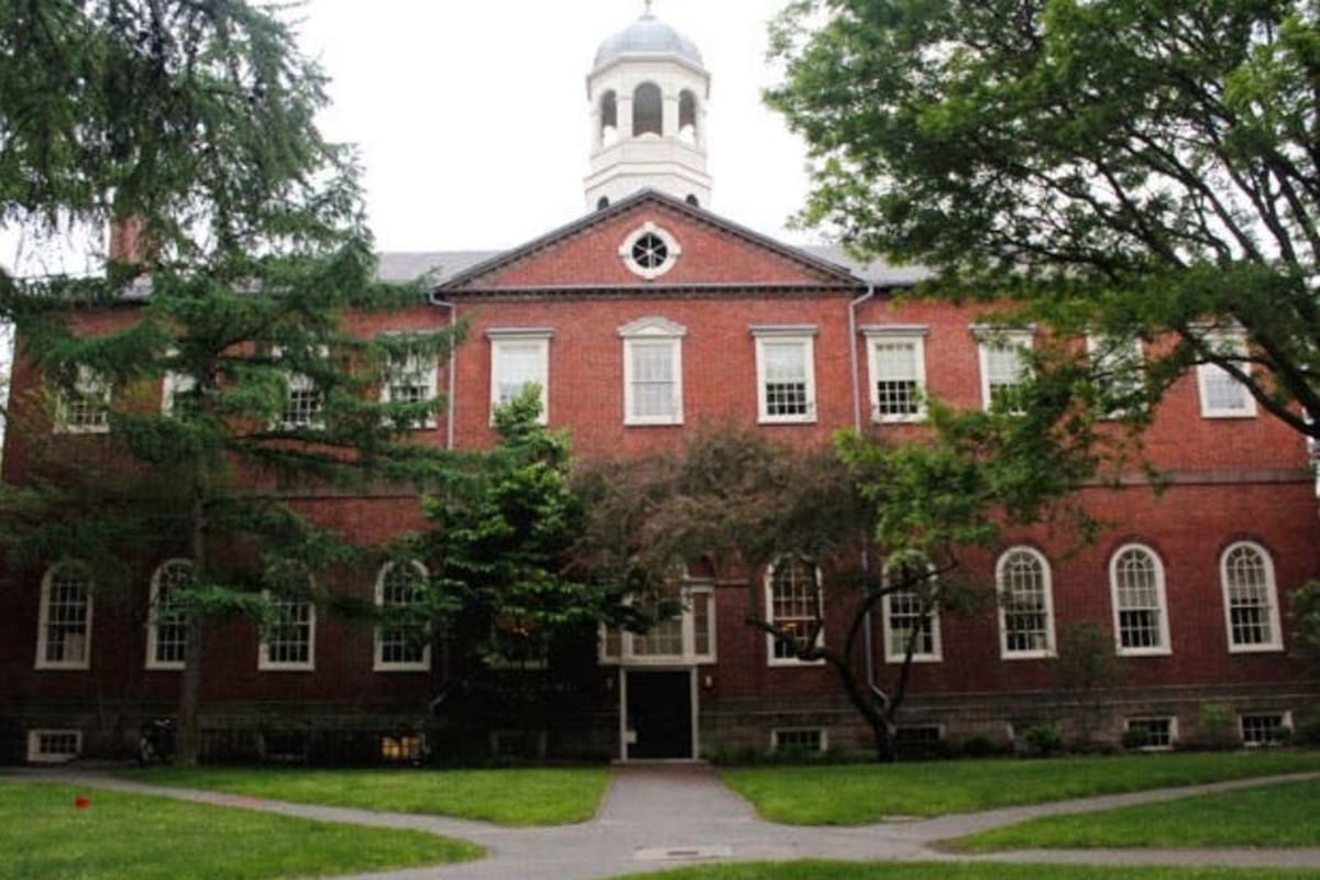 Algunas universidades dictarán sus clases solo en forma online, otras como Harvard (foto) optarán por un sistema mixto para el próximo semestre