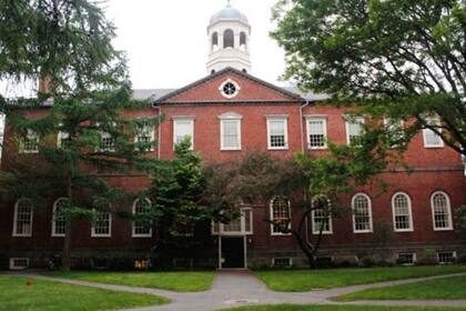 Algunas universidades dictarán sus clases solo en forma online, otras como Harvard (foto) optarán por un sistema mixto para el próximo semestre