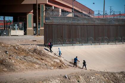 Algunas versiones de la aplicación permiten a los migrantes consultar el estado de su solicitud de asilo o de sus citas de inmigración