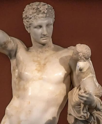 Algunas versiones dicen que fue Hermes, el dios olímpico mensajero, quien llevó a Dionisios lejos para que lo cuidaran. ("Hermes con el niño Dioniso", escultura del siglo I, por Praxíteles del Museo arqueológico de Olimpia).