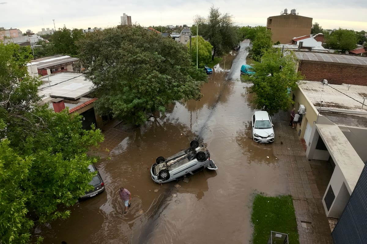 Algunas zonas aun permanecen con agua en algunos barrios de Bahía Blanca