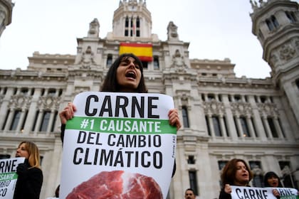 Algunos activistas protestaron ayer en Madrid en la víspera de la apertura de la COP 25