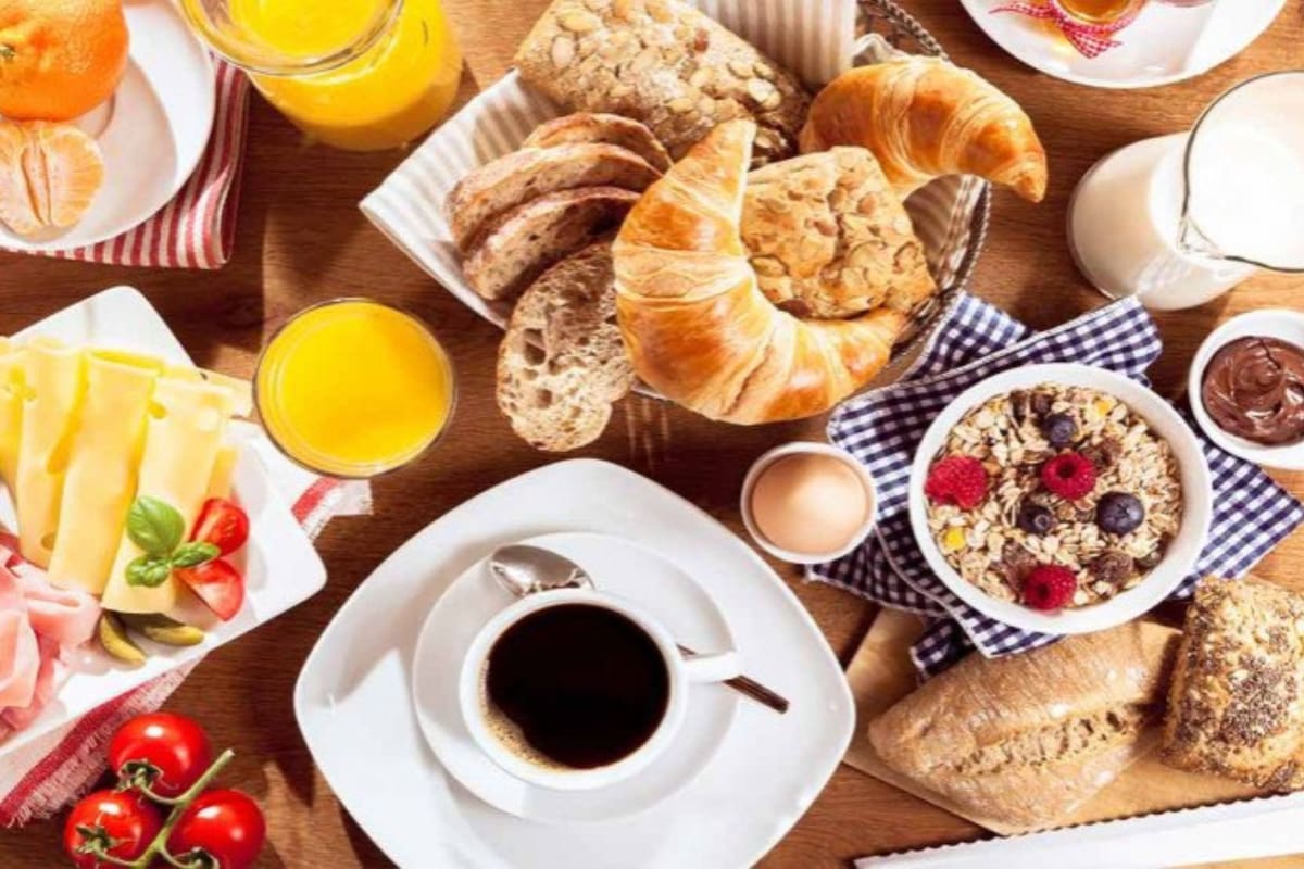 Algunos alimentos comunes en los desayunos, como el café, pueden ser contraproducentes (Foto: iStock)