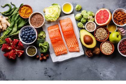 Algunos alimentos contienen triptófano y otros nutrientes que favorecen la producción de serotonina de forma natural. Foto: Archivo.