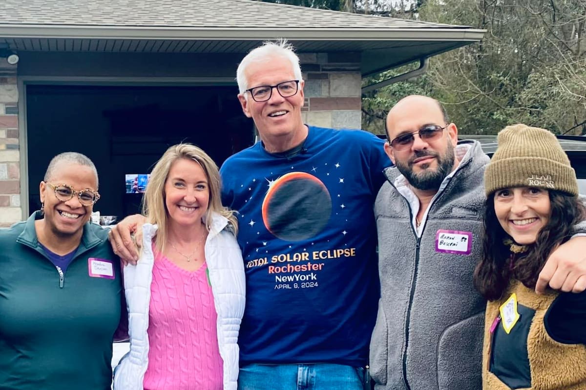 Algunos alumnos de la escuela de Webster junto a Patrick Moriarty durante el día del eclipse