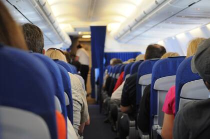 Algunos asistentes de vuelo compartieron que el acomodo del equipaje suele ser motivo de conflictos previo al despegue