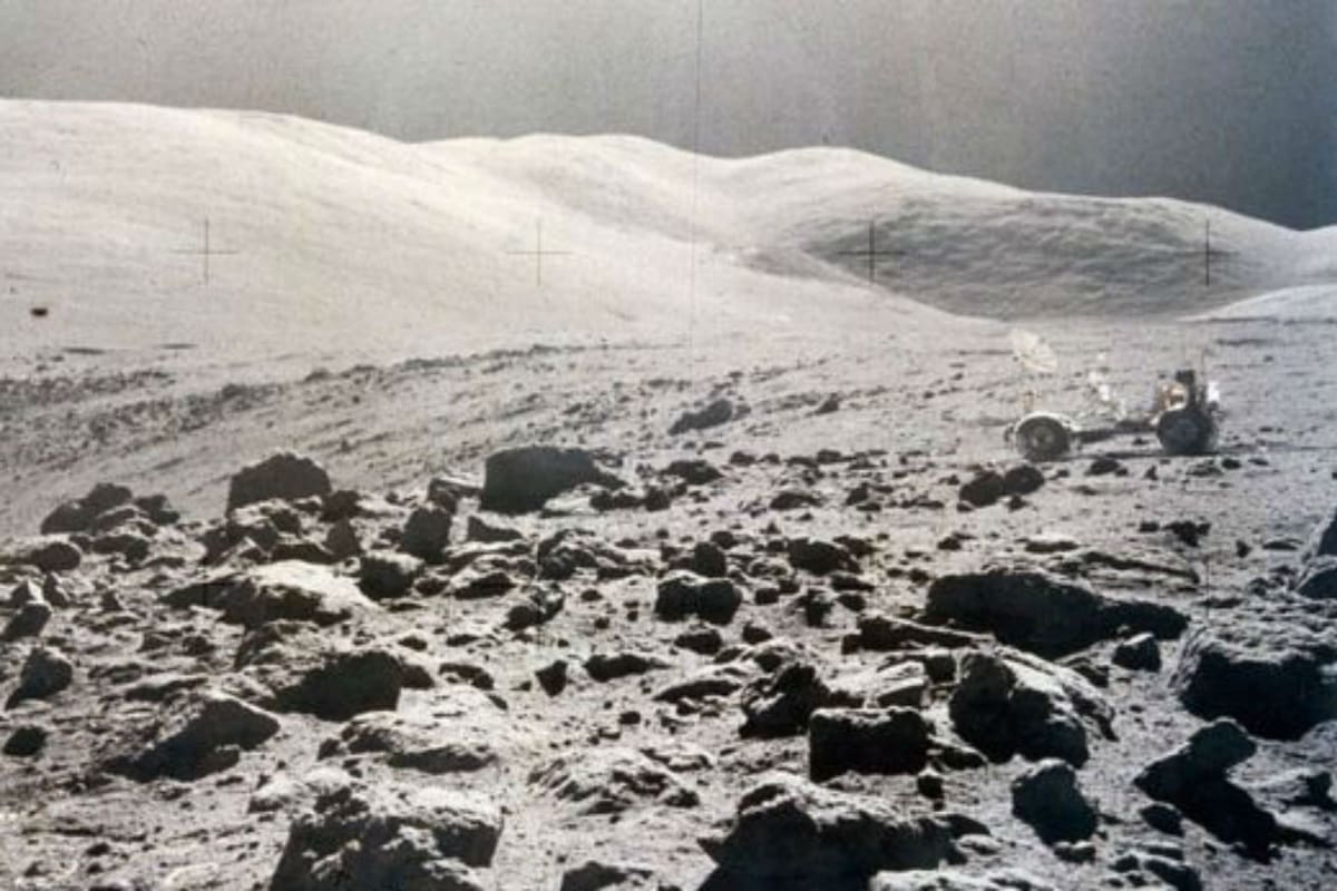 Algunos astronautas dicen que la Luna huele a pólvora quemada.