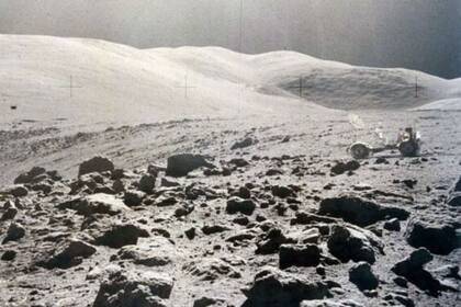 Algunos astronautas dicen que la Luna huele a pólvora quemada.