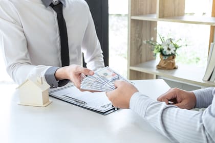 Algunos bancos establecen entre sus requisitos, los ingresos mínimos que deben tener los solicitantes para pedir un crédito hipotecarios