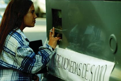 Algunos bancos, para abastecer a los usuarios, utilizaron camiones de caudales como puestos de canje de monedas; una fila para obtener monedas y otra para tomar el colectivo