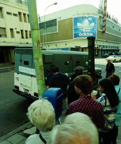 Algunos bancos, para abastecer a los usuarios, utilizaron camiones de caudales como puestos de canje de monedas; una fila para obtener monedas y otra para tomar el colectivo