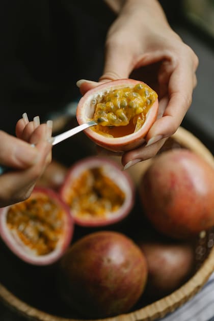 Algunos beneficios de incluir maracuyá en la dieta son el refuerzo del sistema inmunológico, la ayuda a regular la presión arterial, mientras que su fibra mejora el tránsito intestinal, entre otros