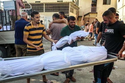 Algunos cadaveres que dejaron los ataques aéreos israelíes en Deir al-Balah, en el centro de Gaza, el lunes.Credit...Samar Abu Elouf para The New York Times