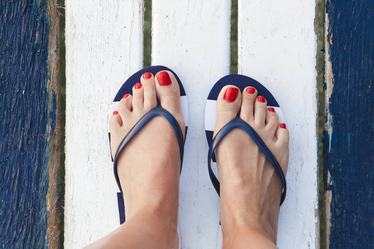 Algunos cambios hormonales, el estrés, la alimentación o la presencia de hongos o de humedad hacen que se activen las glándulas sudoríparas de los pies