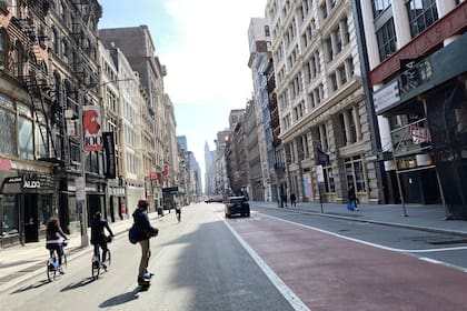 Algunos ciclistas en la Avenida Broadway, en Manhattan