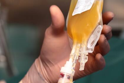 Algunos científicos dicen que no hay suficientes estudios para probar la efectividad del plasma convaleciente.