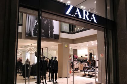 Algunos clientes de Zara en Turquía encontraron mensajes de papel en la ropa escritos por trabajadores denunciando que no les habían pagado.