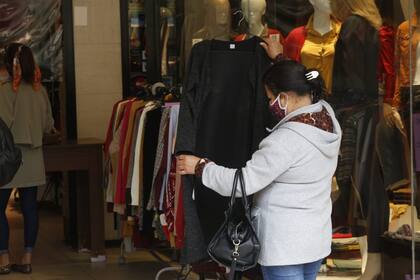 Algunos comercios liquidan la indumentaria de invierno al costo para salvar los gastos del tiempo en el que no pudieron trabajar