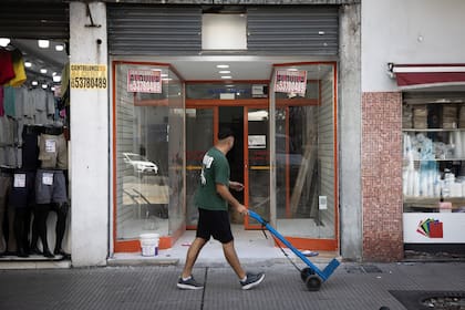 Algunos comercios vacíos en la calle