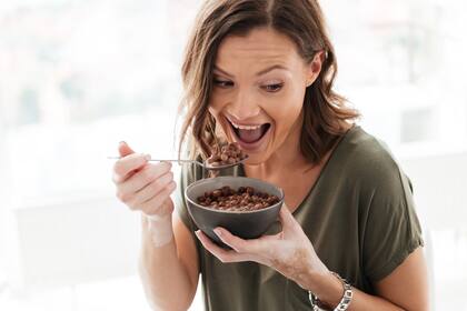 Algunos compuestos del chocolate, como la teobromina y la cafeína en pequeñas cantidades, pueden ayudar a mejorar la atención y la concentración (Foto de carácter ilustrativo: Freepik)