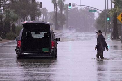Algunos conductores quedaron varados al intentar circular por calles inundadas del área metropolitana de Los Ángeles