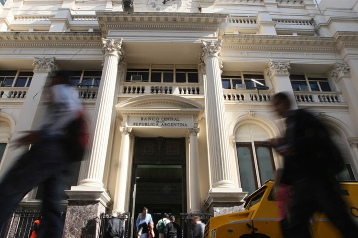 Algunos creen que la decisión podría ser continuar recortándolas, pero temen por el impacto que esto podría tener en la cotización del dólar y en la inflación; preocupa la volatilidad global