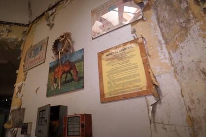 Algunos cuadros, mensajes y fotos permanecen en el mismo lugar donde fueron puestos años atrás