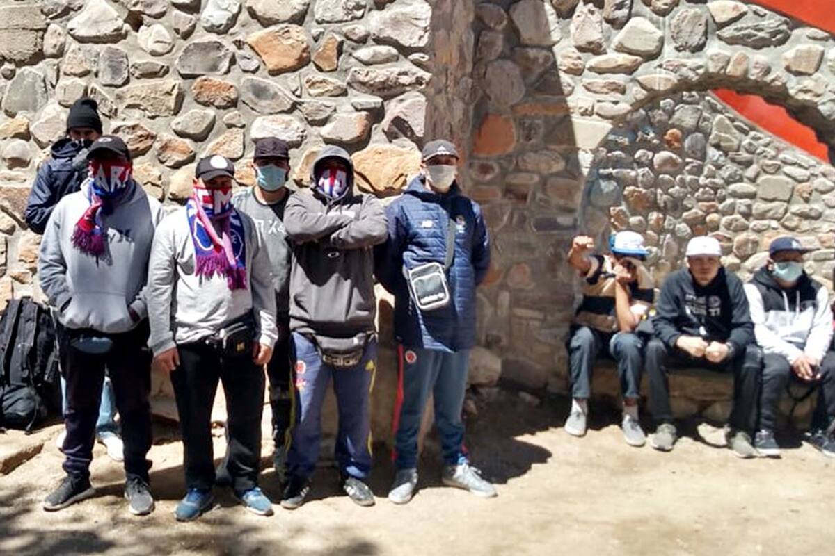 Algunos de los 13 hinchas del DIM colombiano que están varados en La Quiaca (Jujuy).
