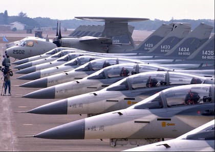 Algunos de los 18 cazas defensivos indígenas de fabricación taiwanesa y un avión de alerta temprana E-2T de fabricación estadounidense se exhiben en la base militar de Chingchuankang en Taichung, Taiwán