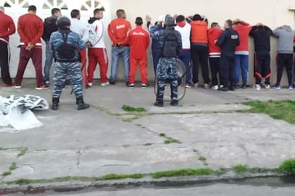 Algunos de los 47 detenidos de la barra de River antes del partido con Godoy Cruz, en la cancha de Lanús.