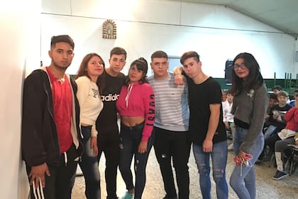 Algunos de los alumnos de la escuela, antes de que comience la proyección.