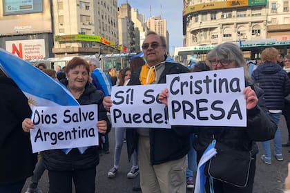 Algunos de los carteles en el Obelisco