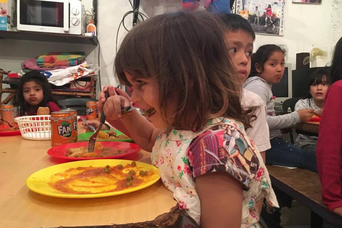 Algunos de los chicos que asisten al comedor Todo por los chicos, en el barrio Loyola, San Martín, antes de que se declare la cuarentena; ahora, entregan viandas.