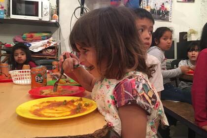 Algunos de los chicos que asisten al comedor Todo por los chicos, en el barrio Loyola, San Martín, antes de que se declare la cuarentena; ahora, entregan viandas.