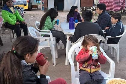 Algunos de los chicos y chicas en el comedor de Amalia