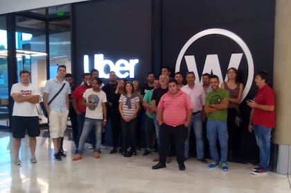 Algunos de los choferes que se sumaron al reclamo en Mendoza