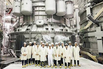 Algunos de los científicos que participan en el proyecto delante del reactor en Naka, Japón