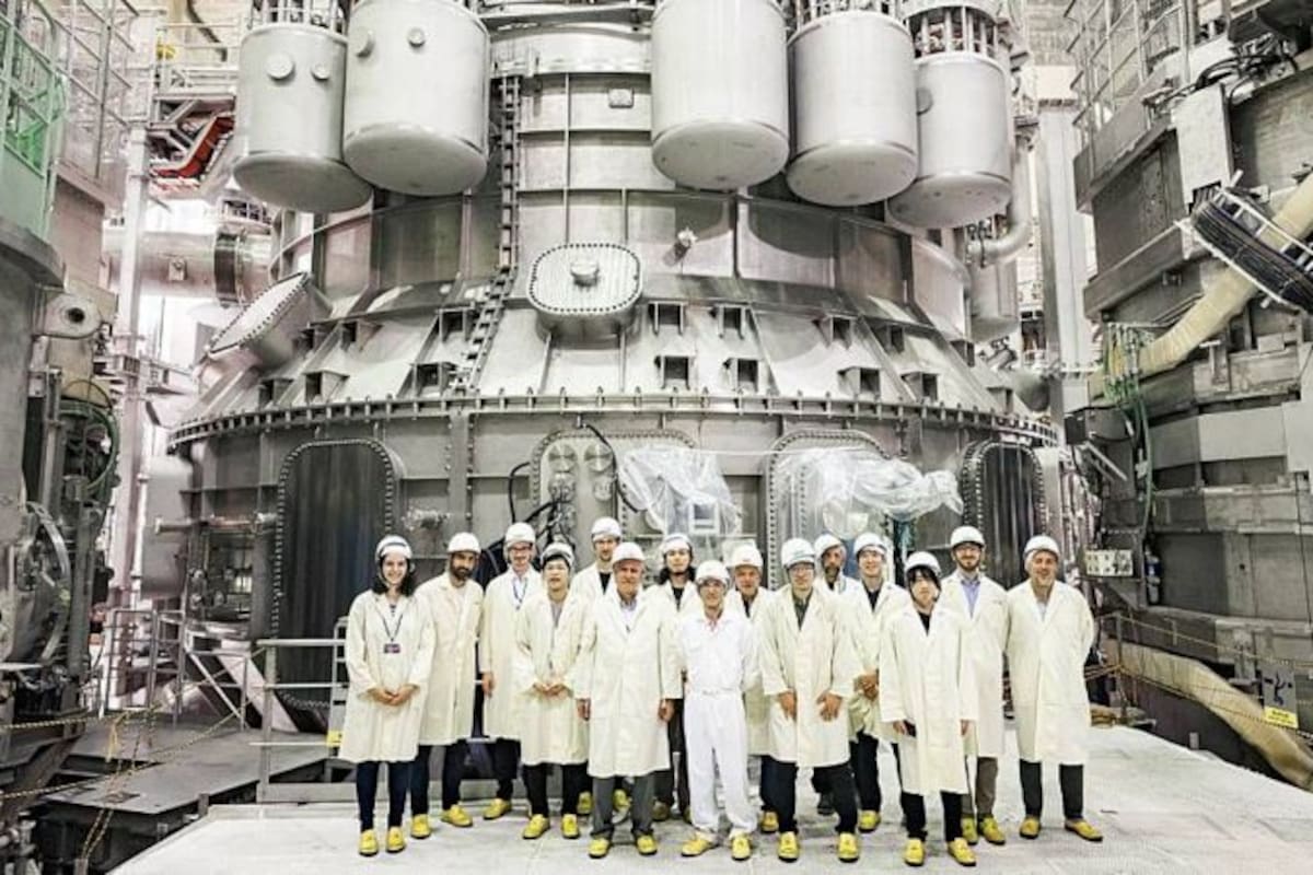 Algunos de los científicos que participan en el proyecto delante del reactor en Naka, Japón