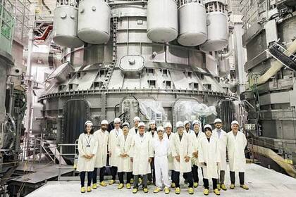 Algunos de los científicos que participan en el proyecto delante del reactor en Naka, Japón