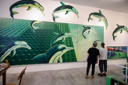 Algunos de los delfines que García Uriburu exhibió en París se pueden ver ahora en la sede de su fundación