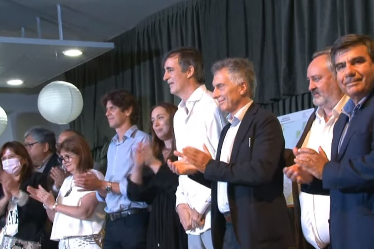 Algunos de los dirigentes que acompañaron a Esteban Bullrich en la presentación de su libro