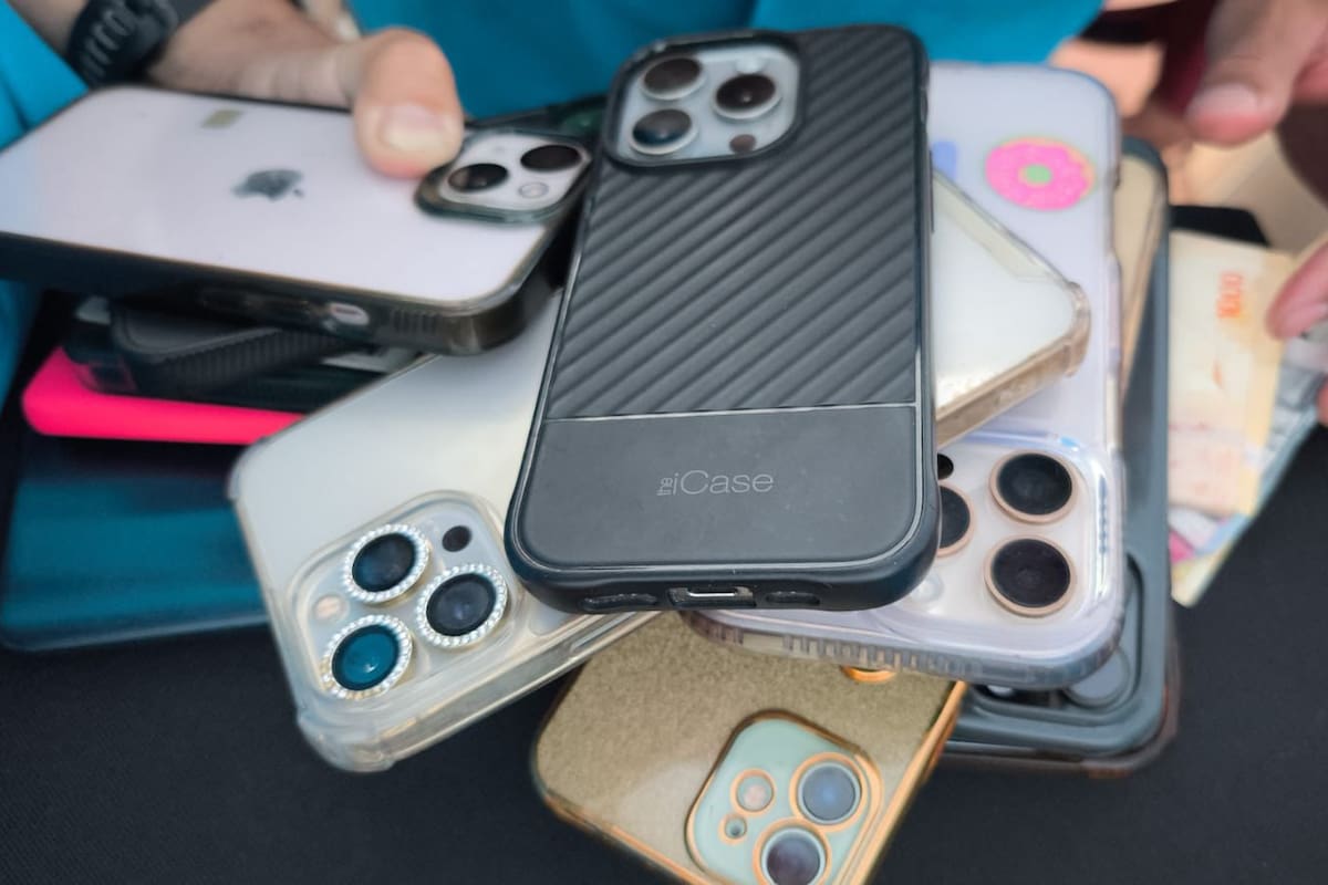 Algunos de los doce celulares secuestrados al detenido, entre ellos varios modelos iPhone y dos Motorola.