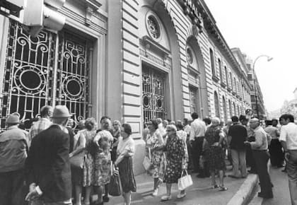 Algunos de los dueños de las cajas fuertes esperando noticias fuera del banco (Foto: Getty Images)