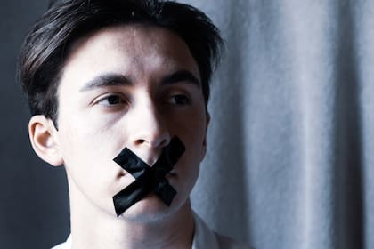 Algunos de los efectos más frecuentes son la sensación de soledad, la comunicación pasivo-agresiva, el aumento del estrés y la ausencia de límites claros